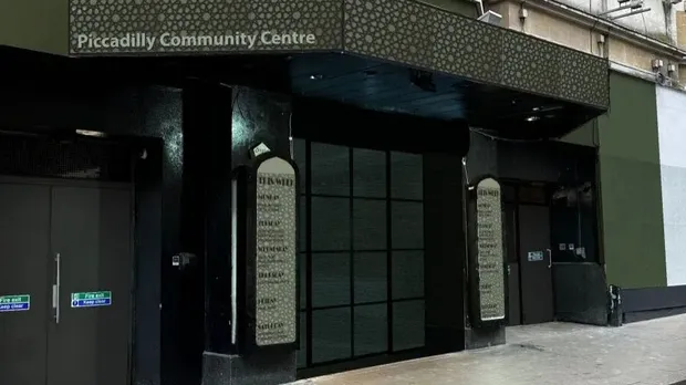 Piccadilly Community Centre di London yang dibuat oleh Yayasan Aziz milik Asif Aziz Piccadilly Community Centre di London yang dibuat oleh Yayasan Aziz milik Asif Aziz
