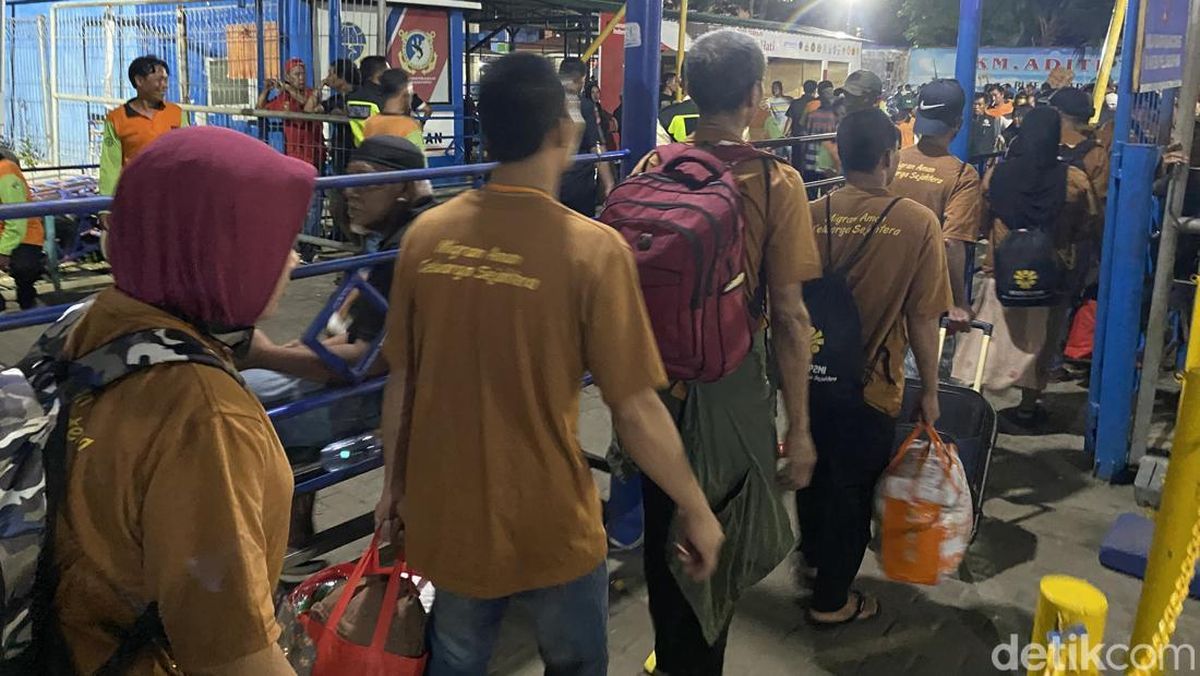 Sumber: https://awsimages.detik.net.id/community/media/visual/2026/02/17/pmi-dideportasi-dari-malaysia-tiba-di-pelabuhan-parepare-1771337368020_169.jpeg?w=1200