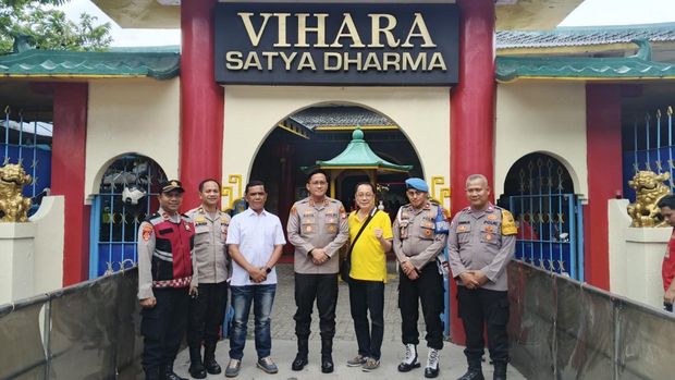 Polda Metro Jaya menerjunkan sebanyak 1.919 personel gabungan dalam rangka pengamanan perayaan Imlek Tahun 2026. Pengamanan dilakukan untuk memastikan seluruh rangkaian ibadah dan perayaan masyarakat Tionghoa berlangsung aman, tertib, dan kondusif.