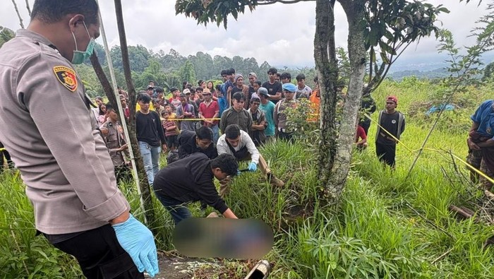 Polisi melakukan olah TKP penemuan mayat petani di Toraja Utara.