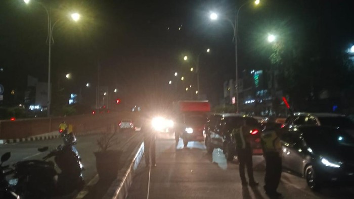 Polisi saat melakukan olah TKP kecelakaan yang menewaskan nenek di Palembang