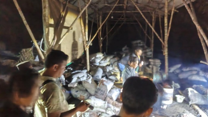 Polisi saat melakukan penggerebekan kasus dugaan peleburan timah illegal di Desa Kemuja, Bangka.