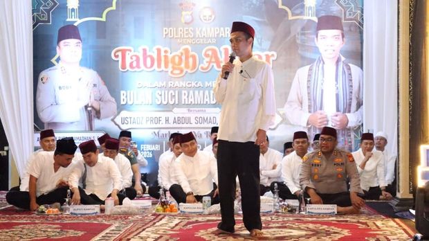 Polres Kampar menggelar tabligh akbar dengan penceraman UAS menjelang Ramadan 2026, pada Senin (16/2/2026).