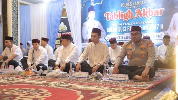 Polres Kampar menggelar tabligh akbar dengan penceraman UAS menjelang Ramadan 2026, pada Senin (16/2/2026).