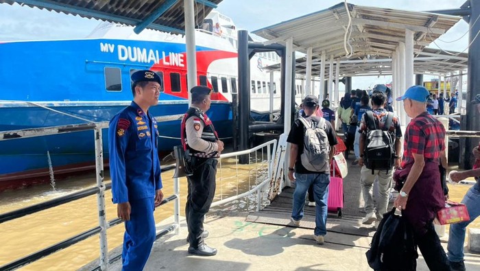 Ribuan Penumpang Padati Pelabuhan Tanjung Harapan Saat Imlek, Polres Meranti Berupaya Pastikan Aman