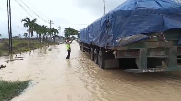 Tim Siaga Bhayangkara Polres Pemalang saat mengamankan dan mengatur arus lalu lintas di jalur perbatasan Kabupaten Pemalang dan Kabupaten Tegal.