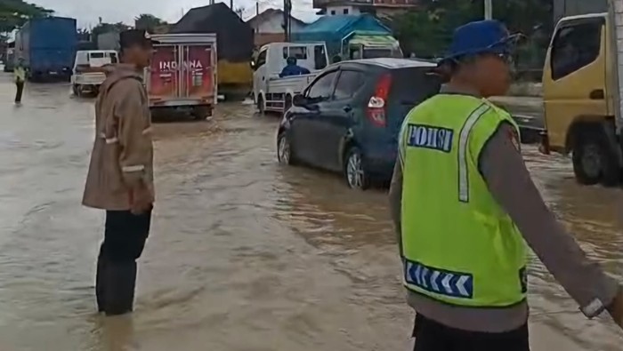 Tim Siaga Bhayangkara Polres Pemalang mengamankan dan mengatur arus lalu lintas di jalur perbatasan Kabupaten Pemalang dan Kabupaten Tegal. 