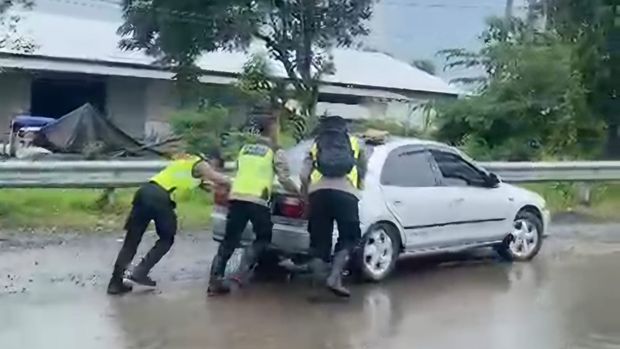 Tim Siaga Bhayangkara Polres Pemalang saat mengamankan dan mengatur arus lalu lintas di jalur perbatasan Kabupaten Pemalang dan Kabupaten Tegal.