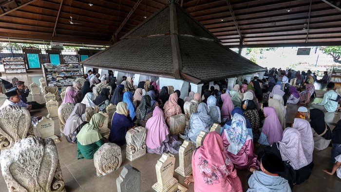Sejumlah peziarah berdoa di samping makam Sunan Bonang di Tuban, Jawa Timur, Senin (16/2/2026). Menjelang Ramadhan, peziarah di salah satu makam wali atau penyebar agama Islam di Pulau Jawa itu meningkat dibanding hari biasanya yakni dari sekitar seribu hingga dua ribu orang per hari menjadi tujuh ribu hingga sepuluh ribu orang per hari. ANTARA FOTO/Muhammad Mada/wsj.