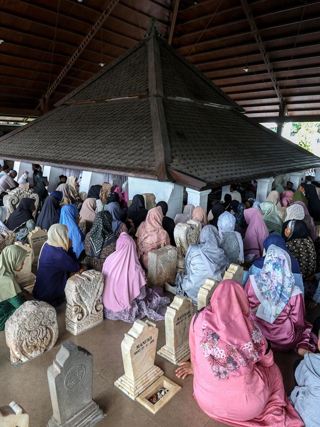Potret Makam Sunan Bonang Dipadati Peziarah Menjelang Ramadan