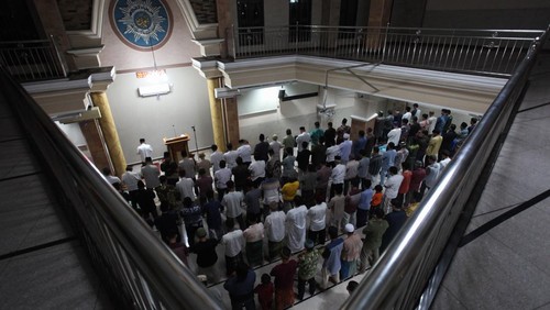 Umat Islam melaksanakan shalat tarawih di Masjid Jenderal Sudirman, Jalan Dharmawangsa, Surabaya, Jawa Timur, Selasa (17/2/2026). Warga Muhammadiyah melaksanakan shalat tarawih pertama pada Selasa (17/2) dan mengawali puasa Ramadhan 1447 Hijriah pada¬† Rabu (18/2). ANTARA FOTO/Didik Suhartono/foc.