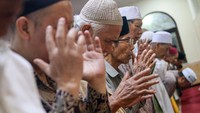Jemaah Muhammadiyah melaksanakan salat tarawih di Masjid At-Taubah, Depok, Jawa Barat, Selasa (17/2/2026). Muhammadiyah menetapkan bahwa 1 Ramadan 1447 Hijriah jatuh pada hari Rabu, 18 Februari 2026, melalui maklumat resmi berdasarkan hasil hisab yang dikaji ulang oleh Majelis Tarjih dan Tajdid.  Foto: ANTARA FOTO/Yulius Satria Wijaya