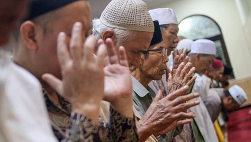 Jamaah Muhammadiyah melaksanakan shalat tarawih di Masjid At-Taubah, Depok, Jawa Barat, Selasa (17/2/2026). Muhammadiyah menetapkan bahwa 1 Ramadhan 1447 Hijriah jatuh pada hari Rabu, 18 Februari 2026, melalui maklumat resmi berdasarkan hasil hisab yang dikaji ulang oleh Majelis Tarjih dan Tajdid. ANTARA FOTO/Yulius Satria Wijaya/foc.