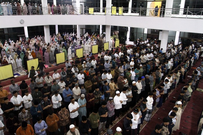 Warga Muhammadiyah melaksanakan shalat tarawih berjamaah pertama di Masjid AR Fachruddin, Universitas Muhammadiyah Malang, Jawa Timur, Selasa (17/2/2026). Pimpinan Pusat Muhammadiyah melalui maklumat menetapkan 1 Ramadhan 1447 Hijriah jatuh pada Rabu (18/2/2026) berdasarkan hisab yang kini berbasis Kalender Hijriah Global Tunggal (KHGT), bukan lagi wujudul hilal, sehingga warga Muhammadiyah mulai menjalankan ibadah puasa pada hari tersebut. ANTARA FOTO/Ari Bowo Sucipto/foc.