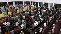 Warga Muhammadiyah melaksanakan salat tarawih berjamaah pertama di Masjid AR Fachruddin, Universitas Muhammadiyah Malang, Jawa Timur, Selasa (17/2/2026). Pimpinan Pusat Muhammadiyah melalui maklumat menetapkan 1 Ramadan 1447 Hijriah jatuh pada Rabu (18/2/2026) berdasarkan hisab yang kini berbasis Kalender Hijriah Global Tunggal (KHGT), bukan lagi wujudul hilal, sehingga warga Muhammadiyah mulai menjalankan ibadah puasa pada hari tersebut.  Foto: ANTARA FOTO/Ari Bowo Sucipto