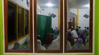 Warga Muhammadiyah mendengarkan ceramah sebelum melaksanakan salat tarawih pertama di Masjid Ki Ahmad Dahlan UMPB Manokwari, Papua Barat, Selasa (17/2/20026). Pimpinan Pusat (PP) Muhammadiyah secara resmi telah menetapkan awal Ramadan 1447 Hijriah jatuh di hari Rabu, 18 Februari 2026. Foto: ANTARA FOTO/Chairil Indra