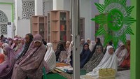 Jemaah Muhammadiyah melaksanakan ibadah salat tarawih di Masjid Ridha Muhammadiyah, Makassar, Sulawesi Selatan, Selasa (17/2/2026). Pimpinan Pusat (PP) Muhammadiyah secara resmi telah menetapkan awal Ramadan 1447 Hijriah jatuh pada hari Rabu (18/2) sehingga warga Muhammadiyah di kawasan itu telah menggelar shalat tarawih pertama. Foto: ANTARA FOTO/Hasrul Said