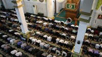 Warga Muhammadiyah melaksanakan salat tarawih di Masjid Darul Arqam, Palangka Raya, Kalimantan Tengah, Selasa (17/2/2026). Pengurus Pusat Muhammadiyah menetepkan 1 Ramadan 1447 Hijriah jatuh pada 18 Februari 2026 berdasarkan sistem Kalender Hijriah Global Tunggal (KHGT).  Foto: ANTARA FOTO/Auliya Rahman