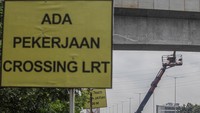 Proyek transportasi publik ini ditargetkan selesai pada Agustus 2026 guna meningkatkan konektivitas dan mobilitas warga Jakarta. Foto: ANTARA FOTO/Darryl Ramadhan