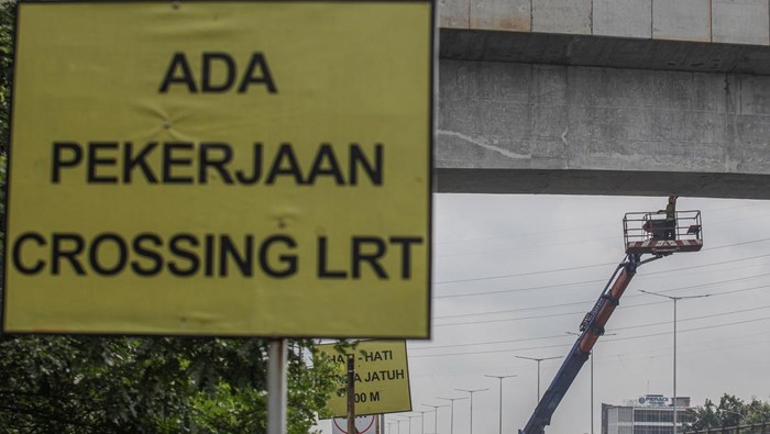 Foto udara pembangunan jalur Light Rail Transit (LRT) Jakarta Fase 1B berlangsung di Manggarai, Jakarta, Senin (16/2/2026). PT Jakarta Propertindo (Perseroda) atau Jakpro menyebutkan pembangunan LRT Jakarta Fase 1B trase Manggarai-Velodrome tersebut telah mencapai 89,22 persen hingga akhir Desember 2025 dan ditargetkan rampung pada Agustus 2026. ANTARA FOTO/Darryl Ramadhan/wsj.