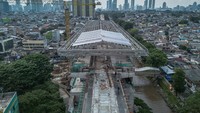 Menurut PT Jakarta Propertindo (Perseroda), progres trase Manggarai–Velodrome telah mencapai 89,22 persen hingga akhir Desember 2025. Foto: ANTARA FOTO/Darryl Ramadhan