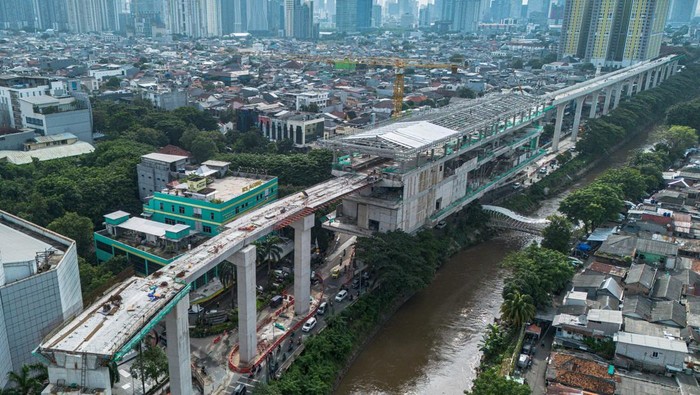 Foto udara pembangunan jalur Light Rail Transit (LRT) Jakarta Fase 1B berlangsung di Manggarai, Jakarta, Senin (16/2/2026). PT Jakarta Propertindo (Perseroda) atau Jakpro menyebutkan pembangunan LRT Jakarta Fase 1B trase Manggarai-Velodrome tersebut telah mencapai 89,22 persen hingga akhir Desember 2025 dan ditargetkan rampung pada Agustus 2026. ANTARA FOTO/Darryl Ramadhan/wsj.