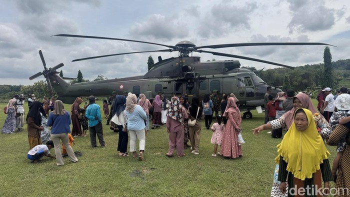 Ratusan warga di Sedan, Rembang berduyun-duyun menyaksikan helikopter milik TNI AU yang mendarat di Lapangan Desa Pacing, Sedan, Rembang, Selasa (17/2/2026) siang.