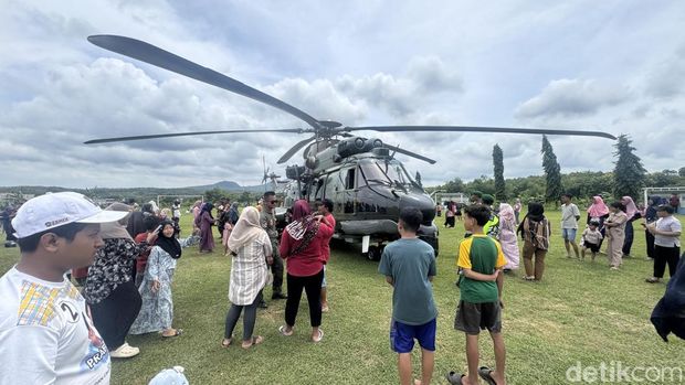 Ratusan warga di Sedan, Rembang berduyun-duyun menyaksikan helikopter milik TNI AU yang mendarat di Lapangan Desa Pacing, Sedan, Rembang, Selasa (17/2/2026) siang. Ratusan warga di Sedan, Rembang berduyun-duyun menyaksikan helikopter milik TNI AU yang mendarat di Lapangan Desa Pacing, Sedan, Rembang, Selasa (17/2/2026) siang.