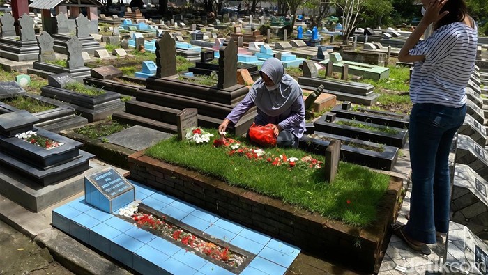 Rita dan anaknya berziarah ke makam keluarga mereka di TPU Samsu, Kelurahan Lemahmekar, Indramayu, Selasa (17/2/2026).