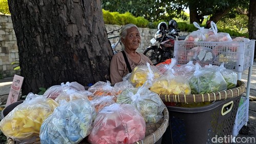 Salah satu pedagang bunga ziarah di TPU Makam Mataram di Jalan WR Supratman, Kota Mataram, NTB, Selasa (17/2/2026). (Foto: Nathea Citra/detikBali)