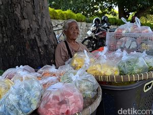 Ziarah Makam Jelang Ramadan, Omzet Penjual Bunga di Mataram Turun