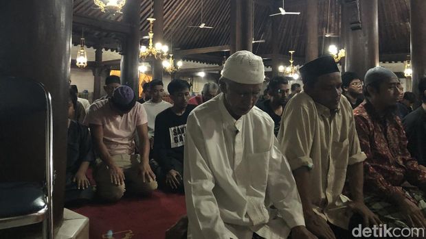 Suasan jelang tarawih perdana di Masjid Gedhe Kauman, Selasa (17/2/2026).