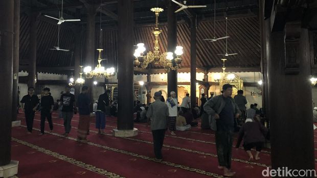 Suasan jelang tarawih perdana di Masjid Gedhe Kauman, Selasa (17/2/2026).