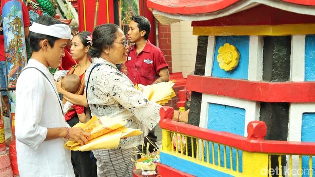 Sejumlah umat mengikuti prosesi bakar uang kertas emas saat Tahun Baru Imlek di Vihara Amurva Bhumi, Blahbatuh, Gianyar, Bali, Selasa (17/2/2026). (Foto: Aryo Mahendro/detikBali)