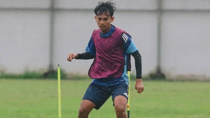 Striker PSM Makassar, Ricky Pratama saat latihan di Stadion Kalegowa.