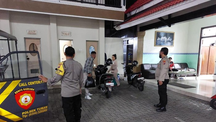 Polres Tuban menerima laporan dugaan tindak pidana perzinaan di Kamar Nomor 29 Hotel R. Laporan tersebut kemudian ditindaklanjuti oleh Piket Pamapta yang mendatangi lokasi bersama pelapor.