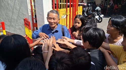 Suasana pembagian angpau kepada anak-anak di sekitar Kelenteng Po Hw Kong, Ampenan, Kota Mataram, NTB, Selasa (17/2/2026).