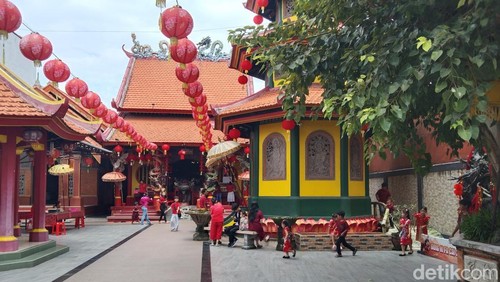 Suasana perayaan Imlek di Kongco Bio Wihara Dharma Cattra, Desa Delod Peken, Tabanan, Bali, Selasa (17/2/2026). (Foto: Krisna Pradipta/detikBali)