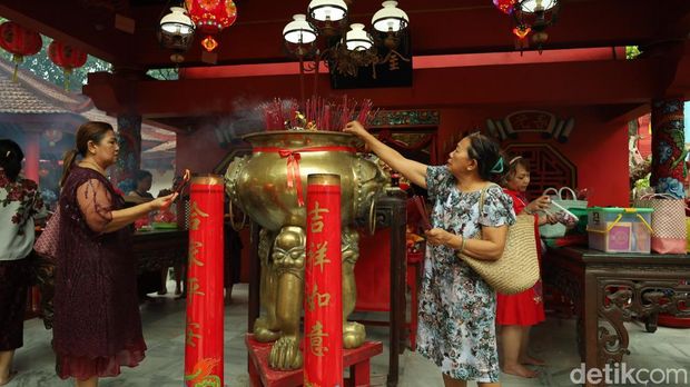 Suasana perayaan Tahun Baru Imlek di Vihara Amurva Bhumi, Blahbatuh, Gianyar, Bali, Selasa (17/2/2026). (Foto: Aryo Mahendro/detikBali)
