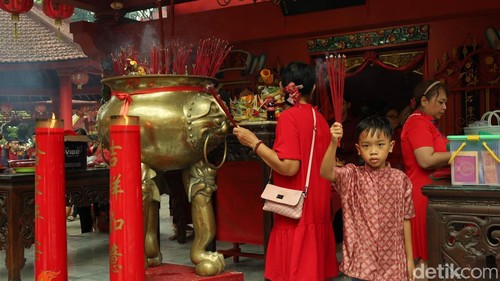 Suasana persembahyangan Tahun Baru Imlek di Vihaara Amurva Bhumi, Blahbatuh, Gianyar, Bali, Selasa (17/2/2026). (Foto: Aryo Mahendro/detikBali)