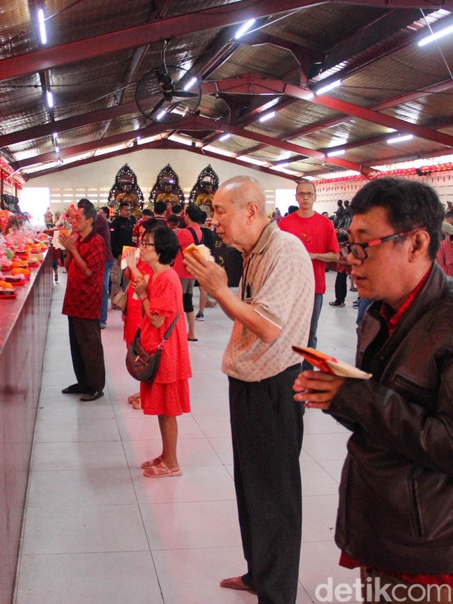 Suasana Sakral Sembahyang Imlek di Kelenteng Tertua Jakarta