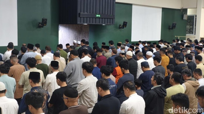 Suasana tarawih di Masjid Mujahidin, Kota Bandung.