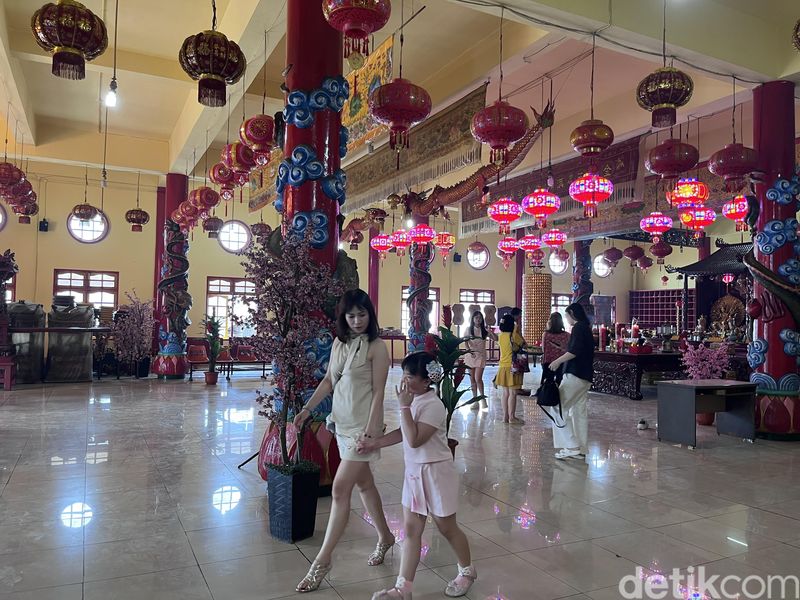 Suasana umat Tionghoa beribadah di Vihara Ibu Agung Bahari saat Tahun Baru Imlek 2026. Suasana umat Tionghoa beribadah di Vihara Ibu Agung Bahari saat Tahun Baru Imlek 2026.