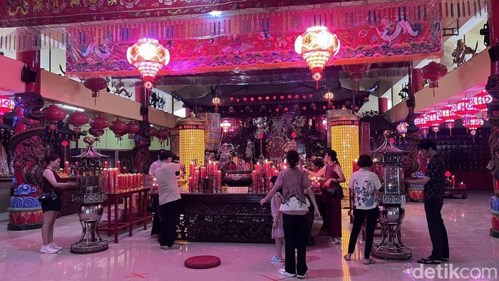 Suasana umat Tionghoa beribadah di Vihara Ibu Agung Bahari saat Tahun Baru Imlek 2026.