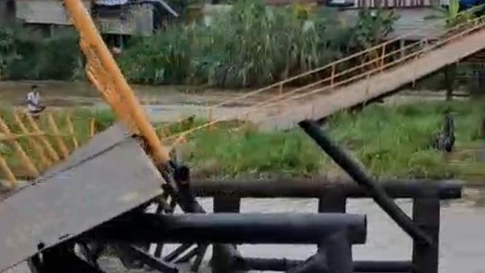 Tangkap layar video jembatan darurat di Ogan Ilir ambruk
