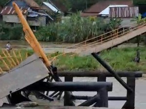 Baru Selesai Dibangun, Jembatan Darurat di Ogan Ilir Ambruk