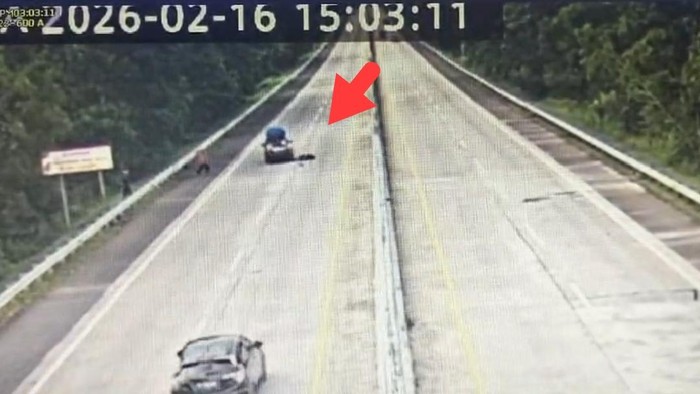 Tangkap layar video kecelakaan di jalan tol.