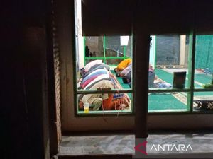 Suasana Tarawih Perdana Warga Muhammadiyah Korban Bencana di Tapsel
