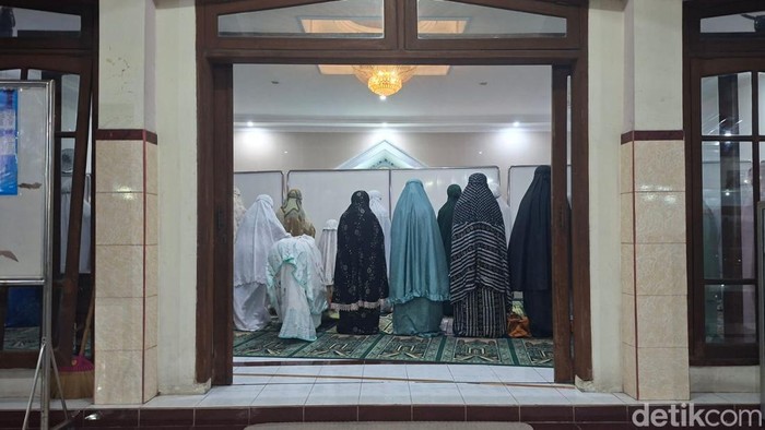 Warga Muhammadiyah di Nganjuk melaksanakan salat Tarawih pertama (17/02/2026)