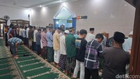 Jamaah mulai berdatangan sejak pukul 19.15 WIB, halaman parkir masjid dipenuhi kendaraan menjelang pelaksanaan tarawih. (Foto: Bakrie/detikJatim)